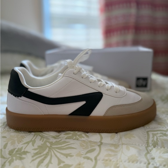 Dolce Vita Two-Tone Sneakers with Tan Sole - Picture 2 of 5